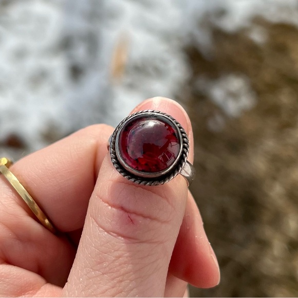 Jewelry - Vintage Sterling Silver Garnet Ring